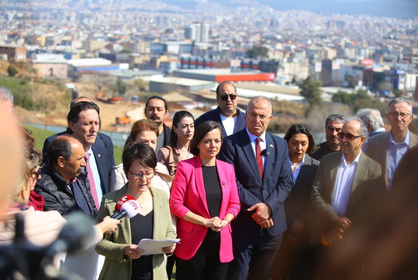 GAZİEMİR’DE RADYOAKTİF VE TEHLİKELİ ATIKLARIN BERTARAFI İLE İLGİLİ ORTAK BASIN AÇIKLAMASI GERÇEKLEŞTİRİLDİ.