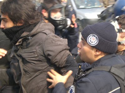 POLİS8220;SUYUMUZU SATTIRMAYACAĞIZ” DİYENLERE SALDIRDI, EYLEM SÜRÜYOR