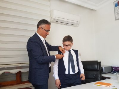 23 NİSAN ULUSAL EGEMENLİK VE ÇOCUK BAYRAMI`NI KUTLADIK VE BAŞKANLIK KOLTUĞUNU 12 YAŞINDAKİ EFE İNAN`A DEVRETTİK